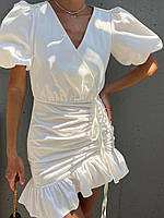 Белое красивое женское мини-платье из шлифованного стрейч-коттона с драпировкой и объемными рукавами