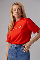 Женская трикотажная футболка с рукописной надписью - красный цвет. Модель 240418