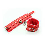 Бандажні наручники з хутром із штучної шкіри червоного кольору Premium Fur Lined Locking Restraints Кайф, фото 3