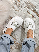 Белые женские сабо кроксы на толстой подошве с джибитсами , crocs на платформе с камушками бусинами и мишкой