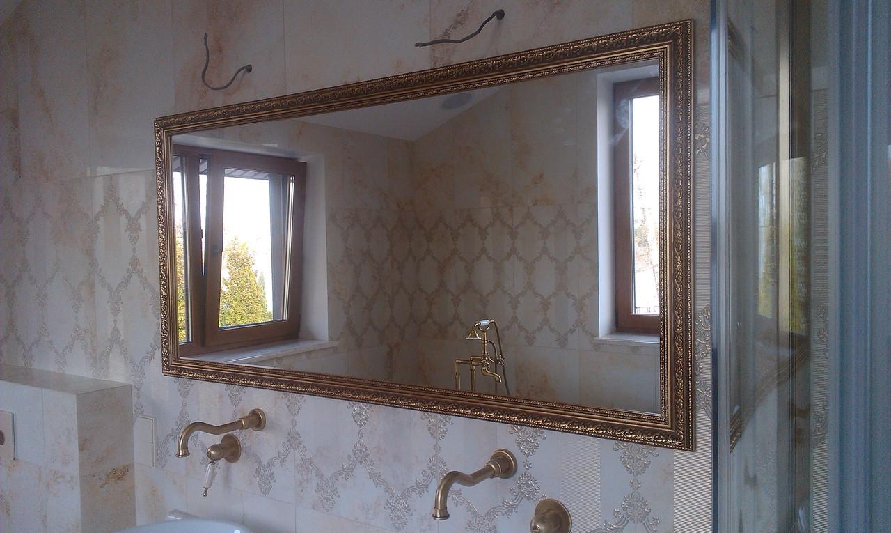 Зеркало в раме в ванной комнате. - фото 1 - id-p410411149
