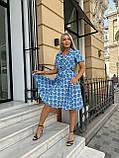 Біло-синє літнє плаття із шовкового софту з абстрактним принтом, фото 2