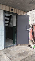 Привлекательная металлическая входная дверь для офисов со стеклянными вставками для естественного освещения и