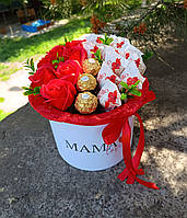 Подарунок мамі. Букет з цукерок та мильних троянд.Червоні троянди з рафаело