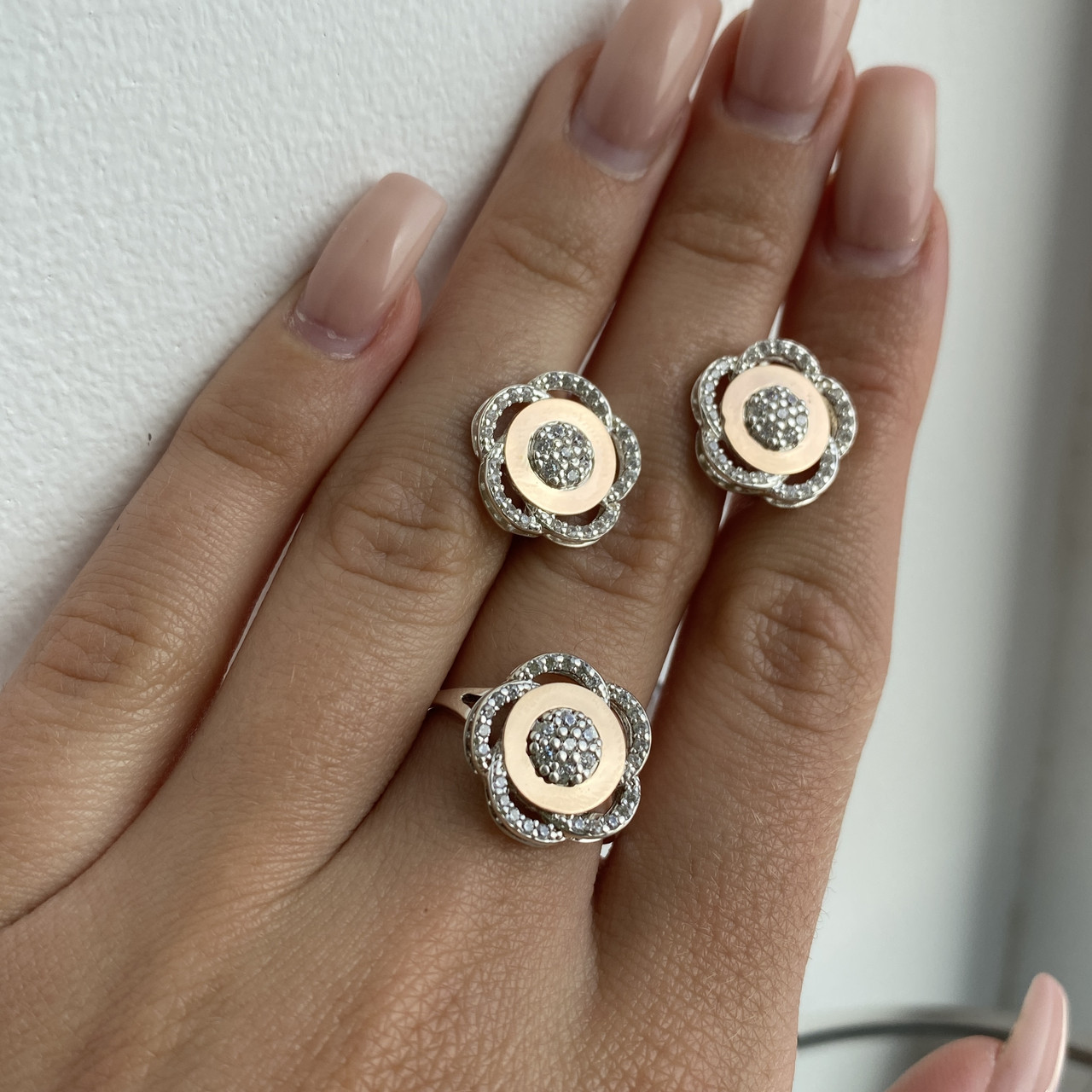 Срібний комплект прикрас сережки та каблучка з білими фіанітами та золотими напайками "Золоті Пелюстки", фото 1