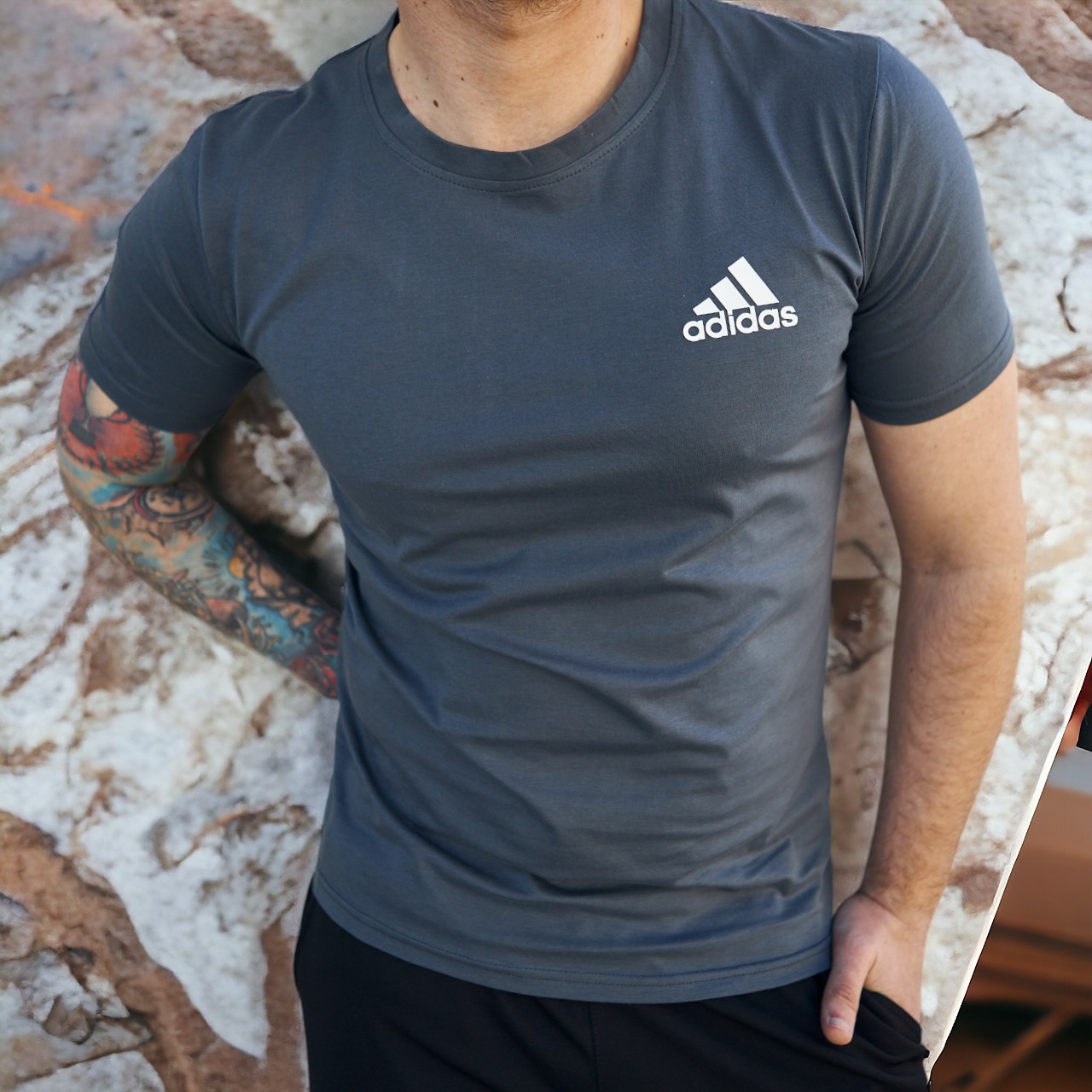 Чоловіча спортивна футболка темно сіра Adidas повсякденна стильна літня зручна однотонна фірмова