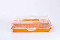 Прямоугольный поднос с крышкой, в оранжевом цвете из пластика для подачи, хранения, продуктов.