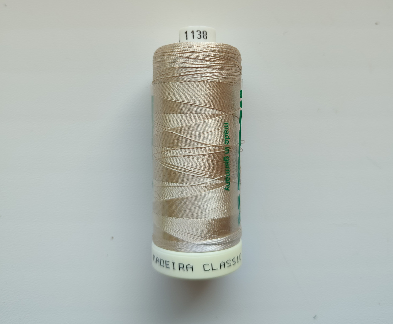 Нитки для машинної  вишивки 
Madeira Classic №40. 
Бежевий колір ( арт 1138 )
по 1000 м.
Віскоза