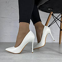 Жіночі білі туфлі на шпильці з еко лаку