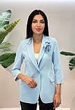 Стильний піджак жіночий нарядний з квіткою Жіночий піджак без підкладу голубого кольору, фото 2