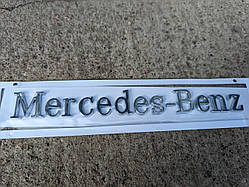 Напис "Mercedes-Benz" задніх дверей