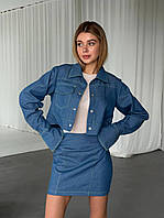 Жіночий джинсовий костюм зі спідницею.