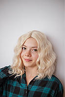 Волнистый парик теплый светлый блонд средняя длина имитация роста волос