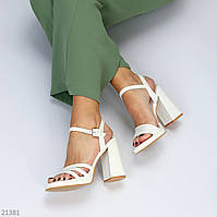Стильные на высоком каблуке женские классические с застежкой босоножки цвет Белый