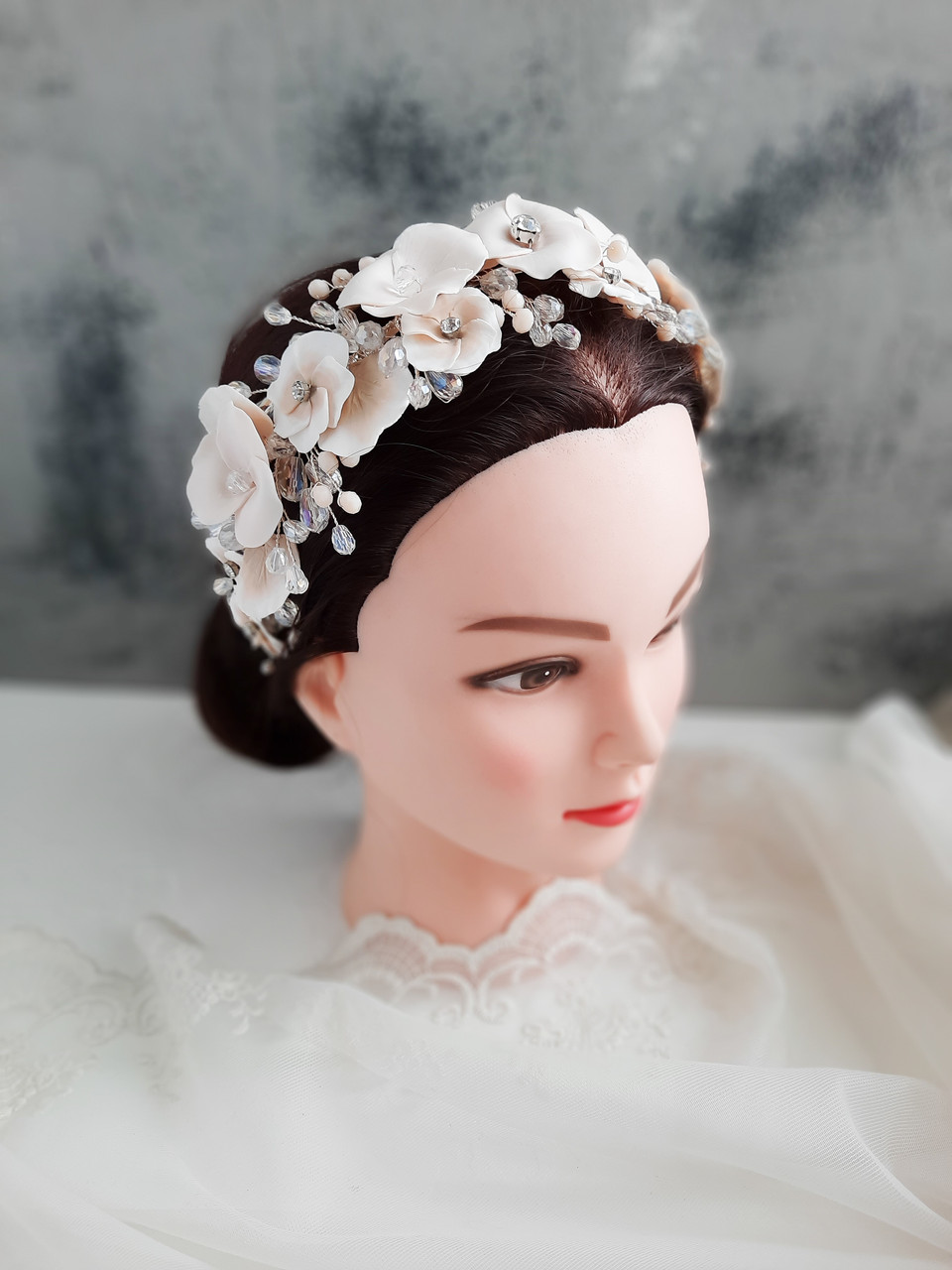 Шикарний обруч корона з квітами з полімерної глини ручної роботи світлий беж для нареченої