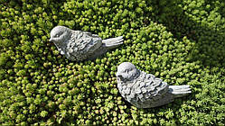 Пара пташок з бетону для саду