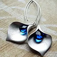 Серьги Liresmina Jewelry серьги крючки в виде Цветы Каллы с синим фианитом 6.7 см серебристые