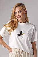 Трикотажная футболка украшена птицей из страз - молочный цвет, L