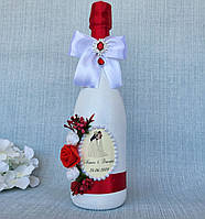 Декор свадебного шампанского с инициалами, в красном цвете