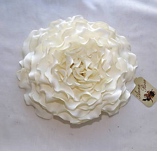 Брошка велика квітка з тканини ручної роботи "Гвоздика Айворі"