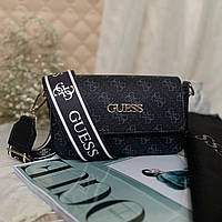 Женская маленькая черная сумка Guess с плечевым ремнем.