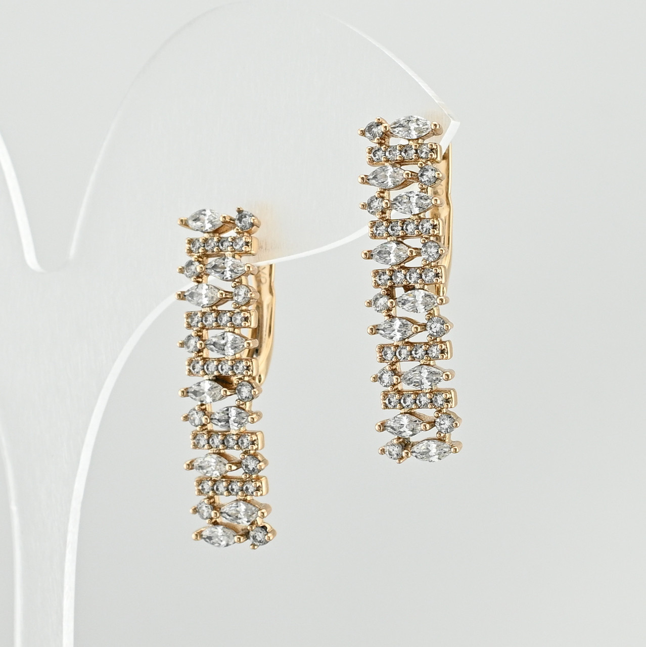 Сережки Віолетта 43861 розмір 30х8 мм білі фіаніти вага 4.8 г позолота 18К, фото 1