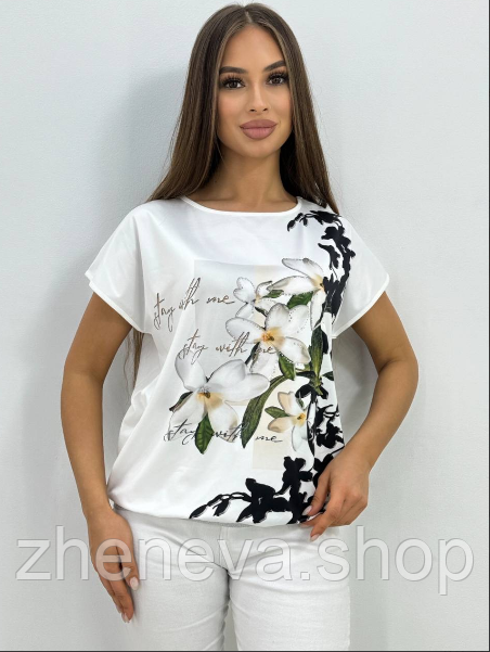 Оригінальна літня жіноча світла футболка з красивим квітковим принтом, розмір 48-50, фото 1