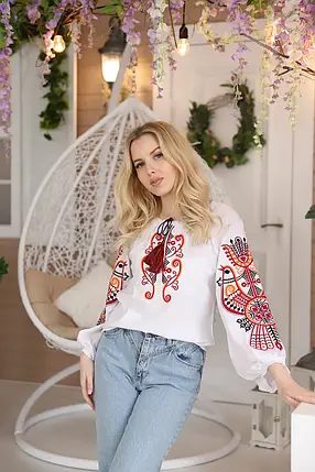 Ексклюзивна жіноча вишиванка з птахами біла з червоним Витинанка Жар-птиця вишивка гладдю, Блуза жіноча, фото 1
