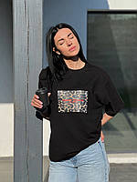 Женская футболка оверсайз 40-46 брендированная леопард и надпись красная / розовая / белая / чёрная Чёрный