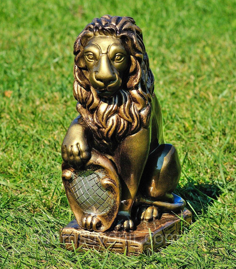 Садова фігура Лев з правим щитом малий (40х15х21 см), скульптура лева, статуя лева з полістоуну