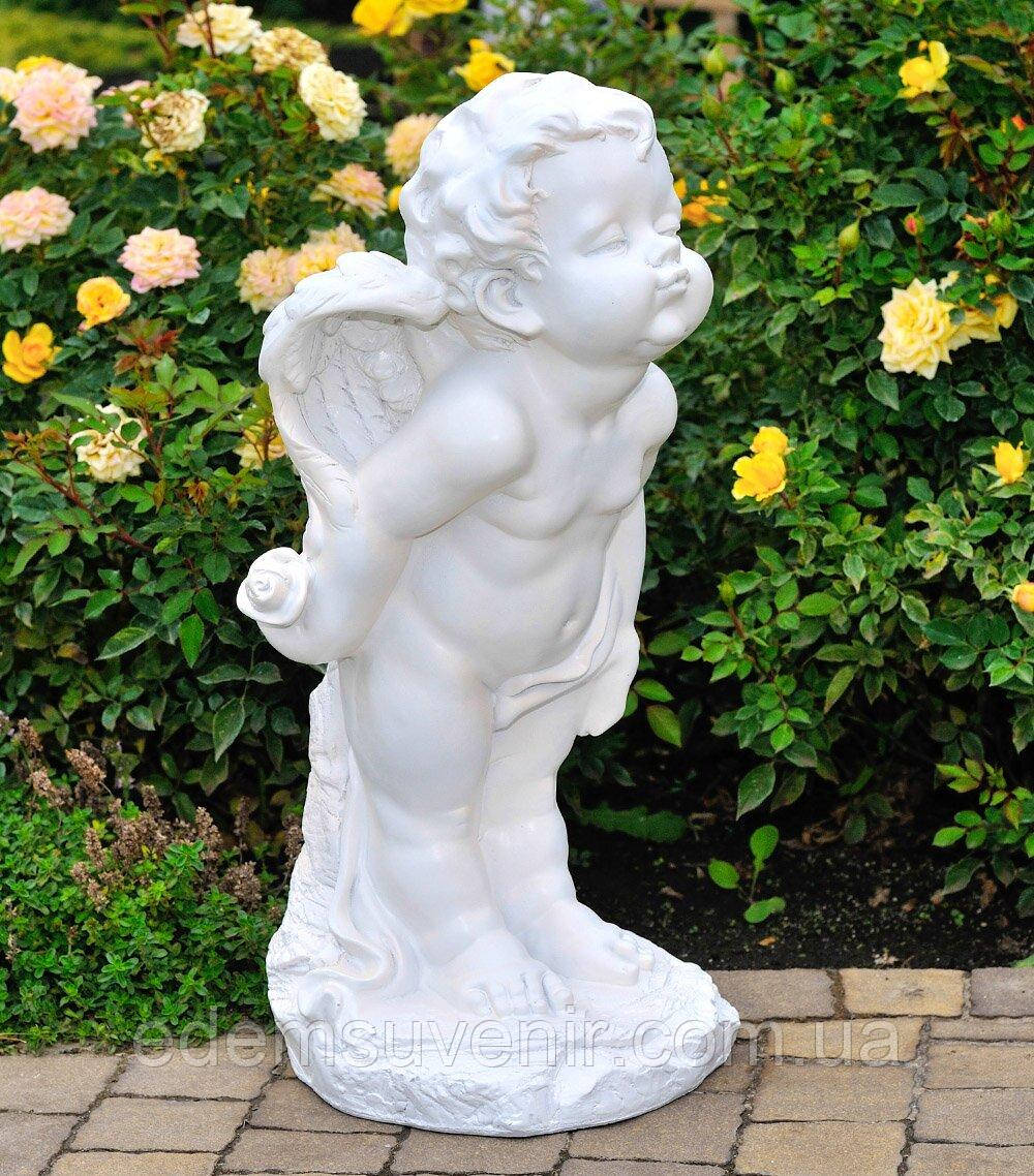 Садова фігура цілується Амур