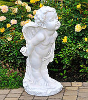 Садова фігура цілується Амур