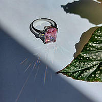 Стильное кольцо с розовым кубическим цирконом, размер 19