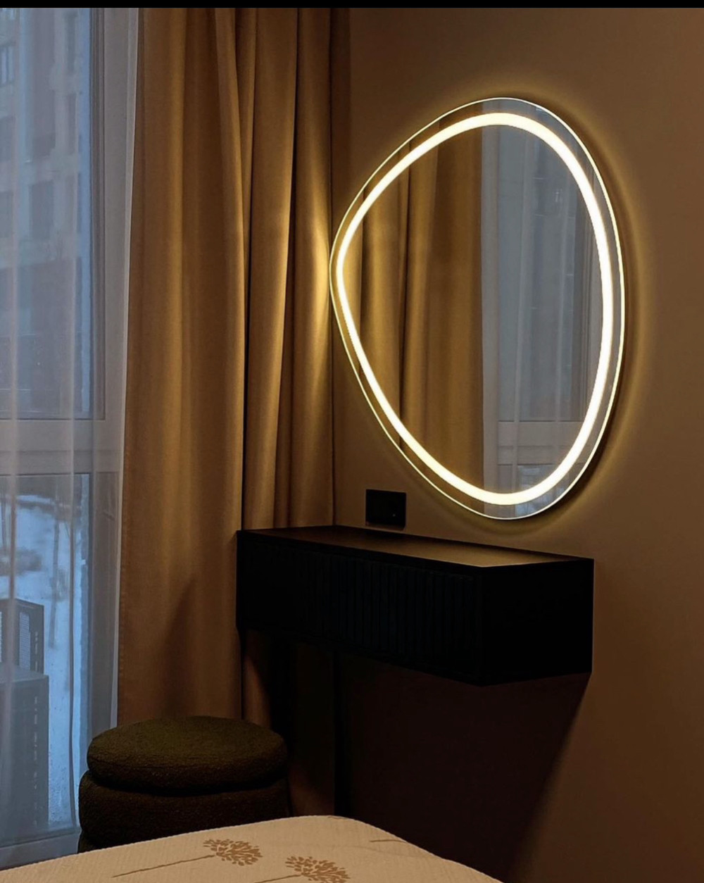 Фігурне дзеркало з LED підсвічуванням