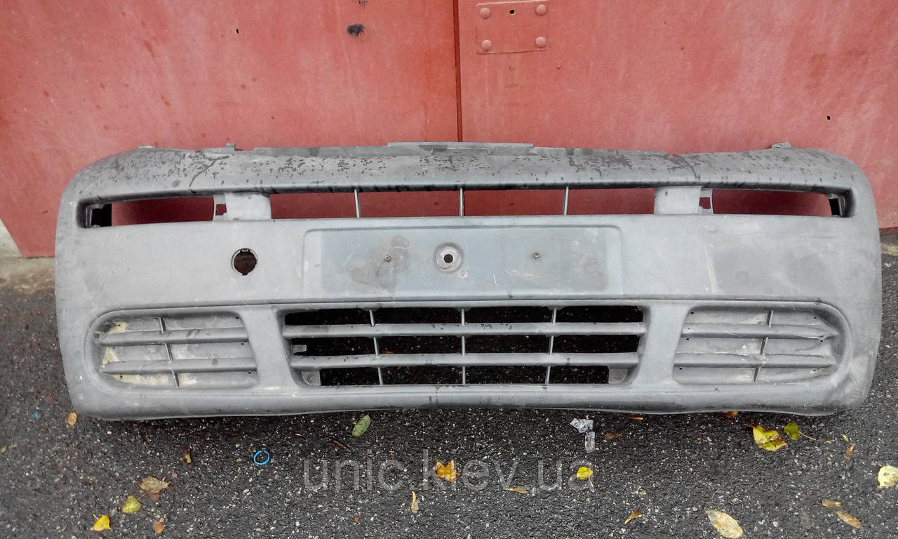 Бампер передній 8200011389 Opel Vivaro -06 б/в (8200011389)