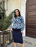 Стильний жіночий костюм зі спідницею міді в квіточку темно синій костюм блуза і спідниця із завищеною талією елегантний костюм, фото 4