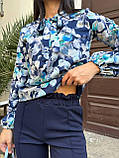 Літній жіночий костюм брючний темно синій з блузою в квіточку костюм з облягаючими брюками і вільної блузкою, фото 3