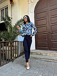 Літній жіночий костюм брючний темно синій з блузою в квіточку костюм з облягаючими брюками і вільної блузкою, фото 4
