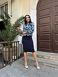Стильний жіночий костюм зі спідницею міді в квіточку темно синій костюм блуза і спідниця із завищеною талією елегантний костюм, фото 6