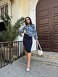 Стильний жіночий костюм зі спідницею міді в квіточку темно синій костюм блуза і спідниця із завищеною талією елегантний костюм, фото 3