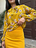 Стильний жіночий костюм зі спідницею міді в квіточку гірчичний костюм блуза і спідниця із завищеною талією елегантний костюм, фото 2