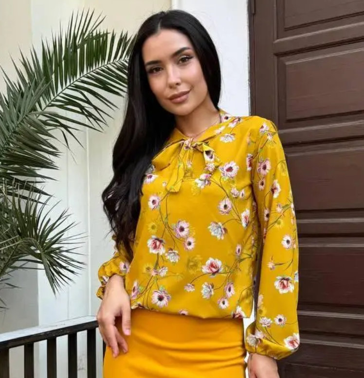 Стильна жіноча блуза в квіточку гірчична з коміром на зав'язках блузка з довгим рукавами., фото 1