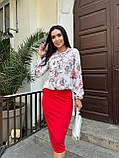 Стильний жіночий костюм зі спідницею міді в квіточку червоний костюм блуза і спідниця із завищеною талією костюм, фото 2