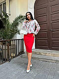 Стильний жіночий костюм зі спідницею міді в квіточку червоний костюм блуза і спідниця із завищеною талією костюм, фото 3