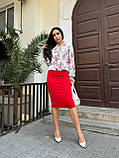 Стильний жіночий костюм зі спідницею міді в квіточку червоний костюм блуза і спідниця із завищеною талією костюм, фото 4