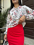 Стильний жіночий костюм зі спідницею міді в квіточку червоний костюм блуза і спідниця із завищеною талією костюм, фото 5