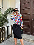Стильний жіночий костюм зі спідницею міді в квіточку біло чорний костюм блуза і спідниця із завищеною талією елегантний костюм, фото 4