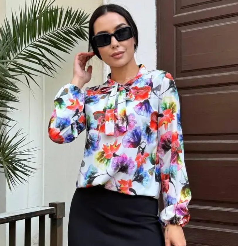 Стильна жіноча блакитка блуза в квіточку з коміром на зав'язках блузка з довгим рукавами, фото 1