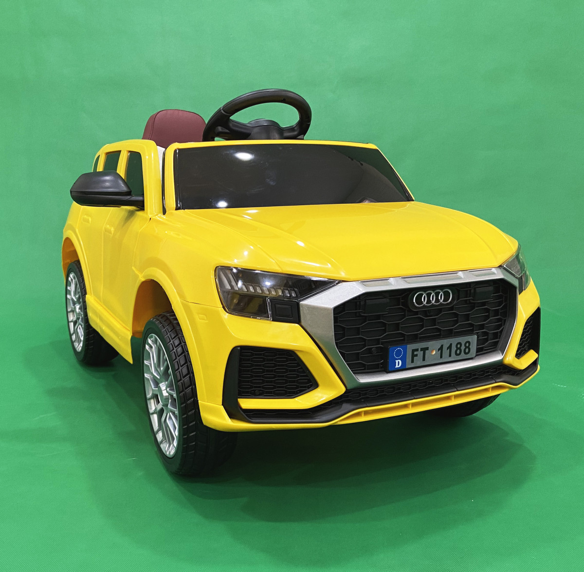 Дитячий повнопривідний електромобіль моделі Audi RSQ8 Yellow / Жовтий