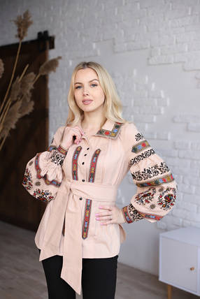 Жіноча бежева вишиванка з коміром і паском та багатобарвною вишивкою хрестиком, фото 1